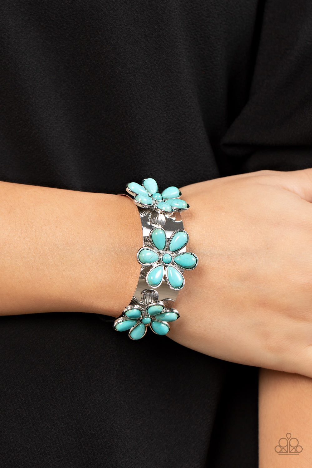 Paparazzi Accessories - Desert Flower Patch - Blue bracelet